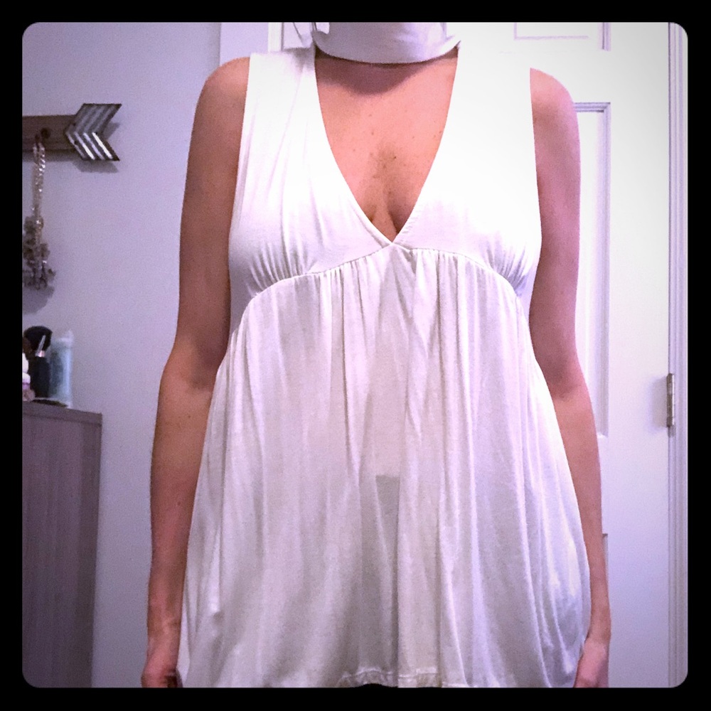 White top w/ deep v and collar. (M)